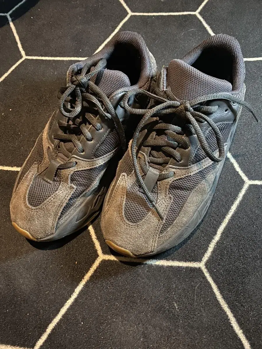 Yeezy 700 유틸리티 블랙 240